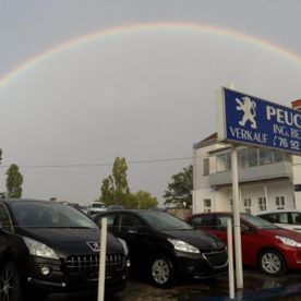 Gebrauchtwagen mit Regenbogen