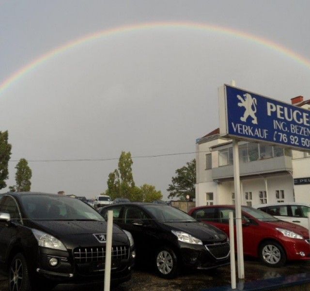 Gebrauchtwagen mit Regenbogen