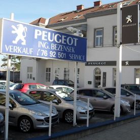 Autoplatz mit Bürogebäude