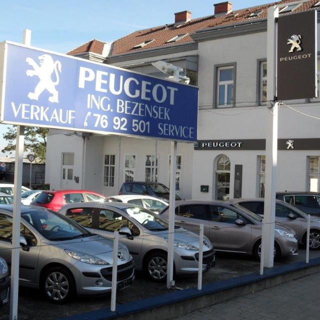 Autoplatz mit Bürogebäude
