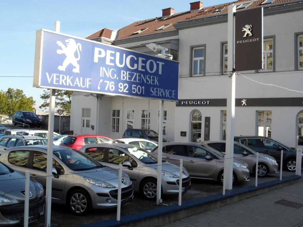 Autoplatz mit Bürogebäude