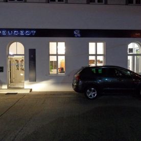 Büroeingang bei Nacht