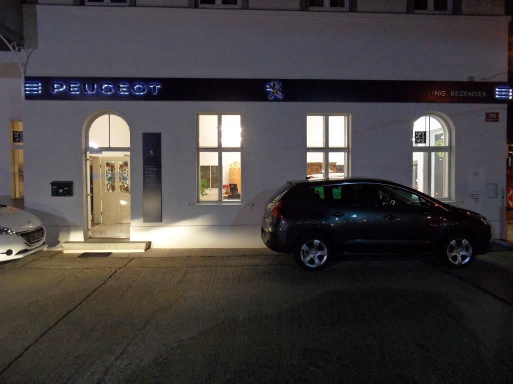 Büroeingang bei Nacht