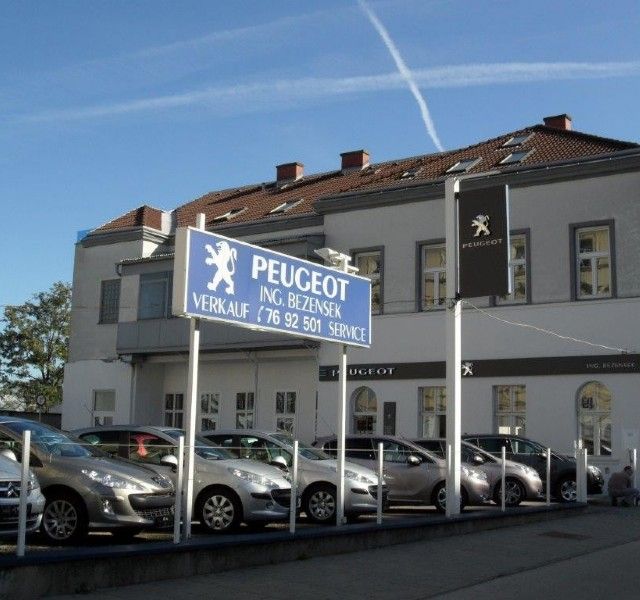 Autoplatz mit Bürogebäude