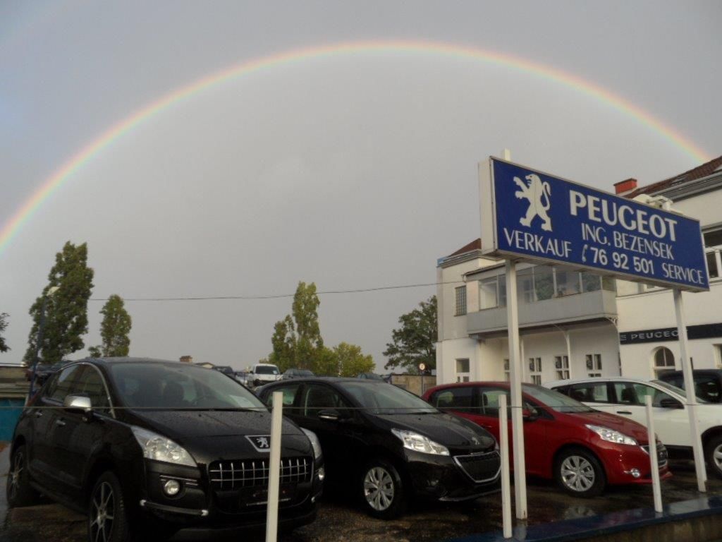 Autoplatz mit Regenbogen