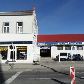 Gebäude mit Kundenparkplätzen
