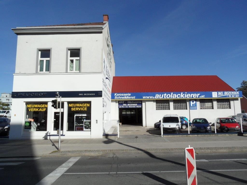 Gebäude mit Kundenparkplätzen